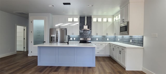 kitchen with visible vents, a sink, backsplash, stainless steel appliances, and white cabinets