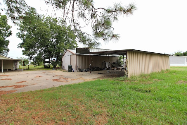 view of yard with a carport and an outdoor structure