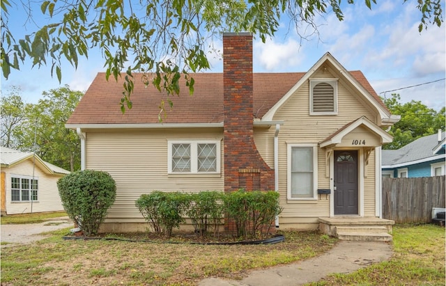 view of front of property featuring a front yard