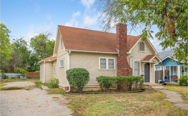 view of front of property with a front yard