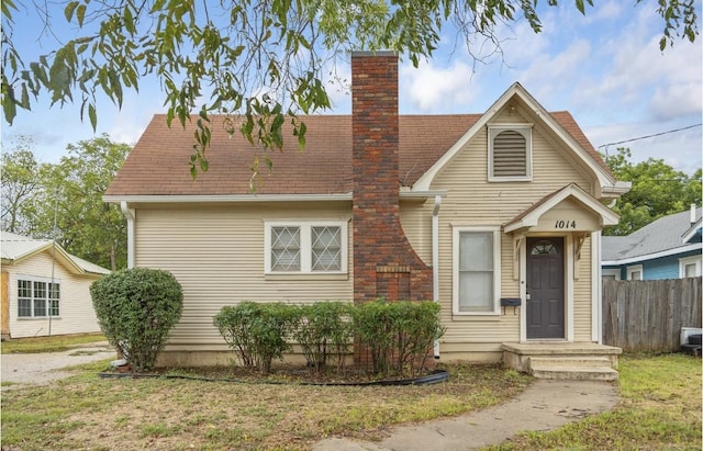 view of front facade with a front yard