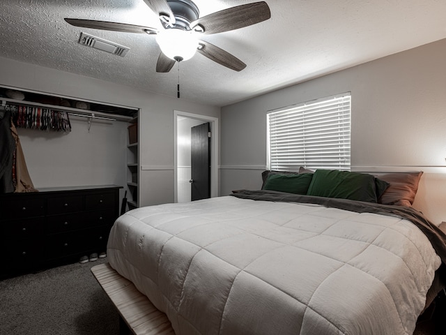 bedroom with carpet flooring, a textured ceiling, ceiling fan, and a closet