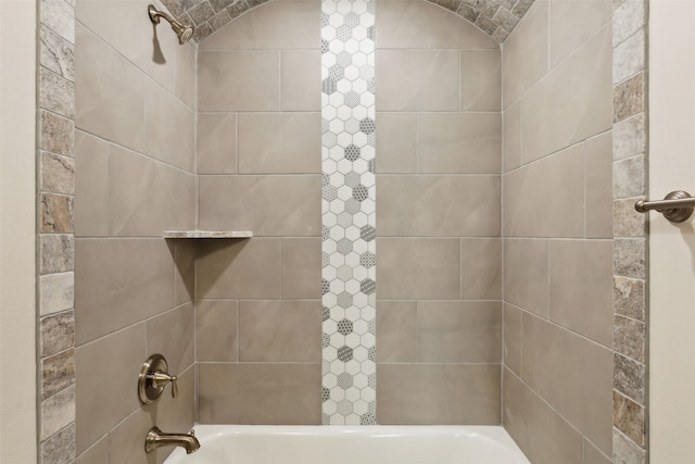 bathroom with tiled shower / bath