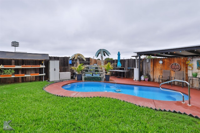 view of swimming pool featuring a lawn