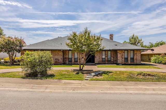 view of front of house featuring a front lawn