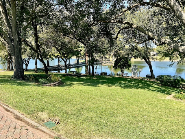 view of yard featuring a water view