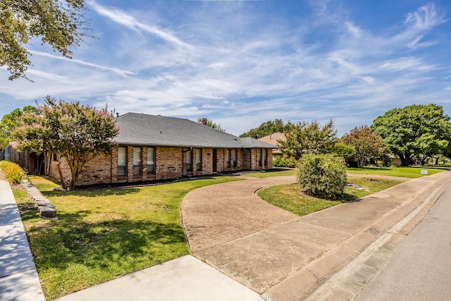 ranch-style house featuring a front yard