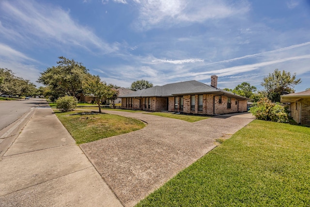 ranch-style house featuring a front lawn