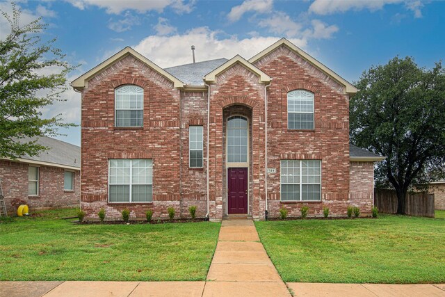 view of front of property featuring a front lawn