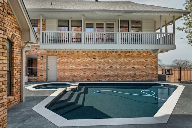 6005 Englishoak Dr, Arlington, TX 76016 - view of pool featuring a pool with connected hot tub