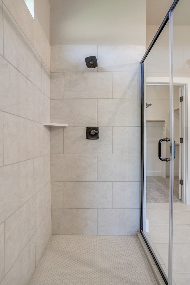 bathroom featuring a tile shower