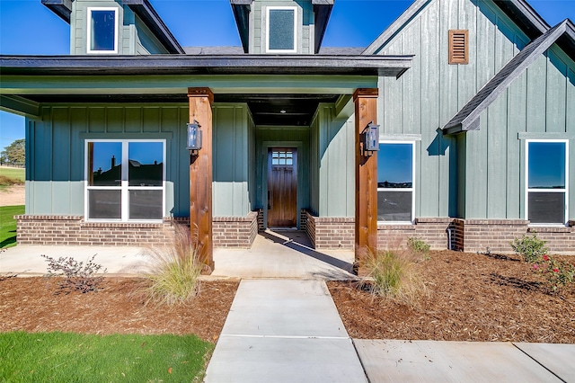 entrance to property featuring covered porch