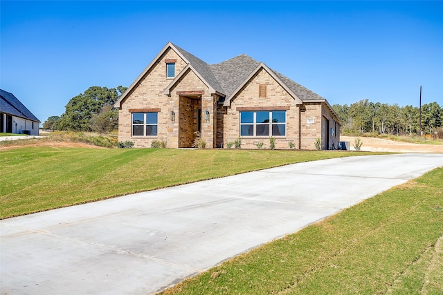 view of front of property featuring a front lawn