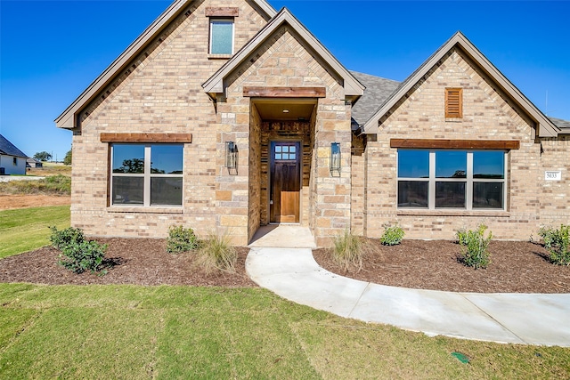 view of front of property with a front lawn