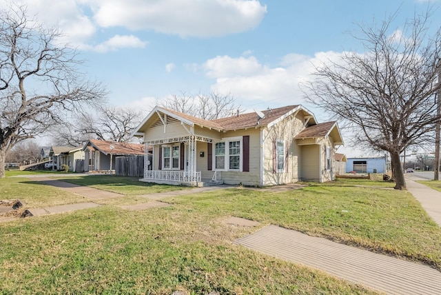 view of front of home featuring a front lawn