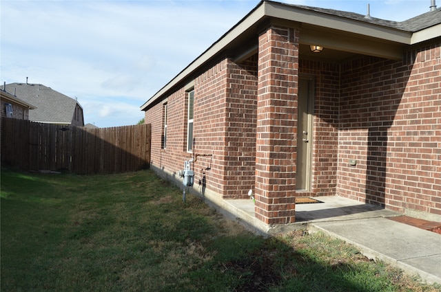 view of side of property featuring a yard