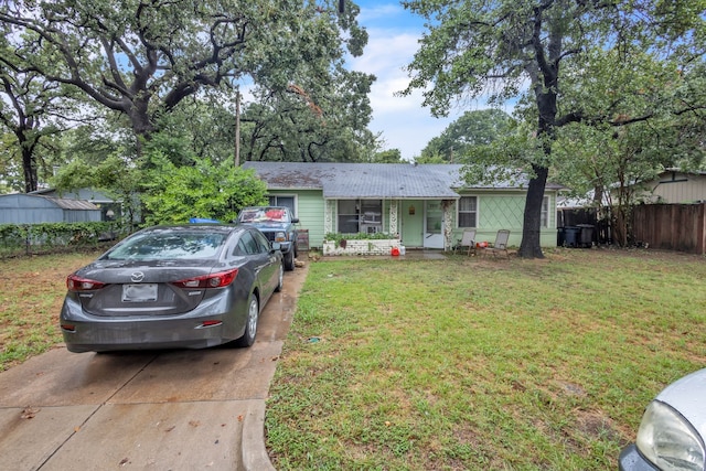 view of front facade featuring covered porch and a front lawn