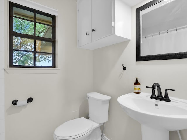 bathroom featuring toilet and sink