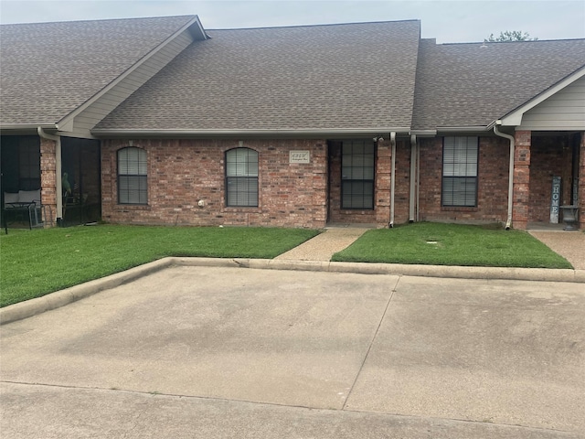 ranch-style home featuring a front lawn