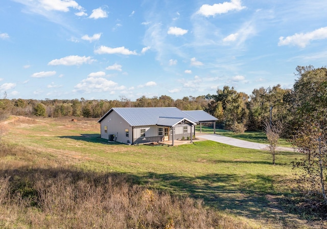 view of front of property featuring a front lawn