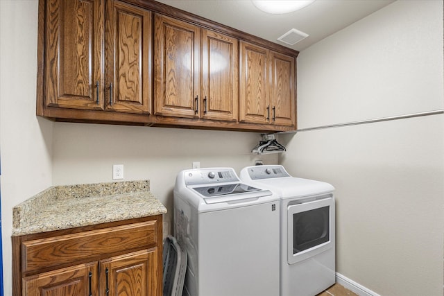 laundry room featuring visible vents, independent washer and dryer, cabinet space, and baseboards