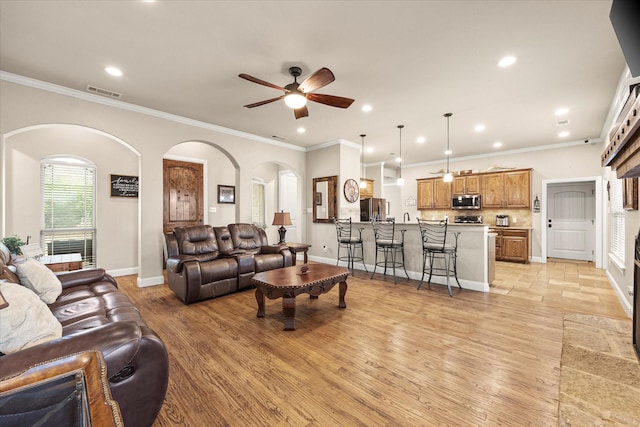 living room with light wood-style floors, recessed lighting, visible vents, and ceiling fan