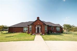 single story home featuring a front lawn