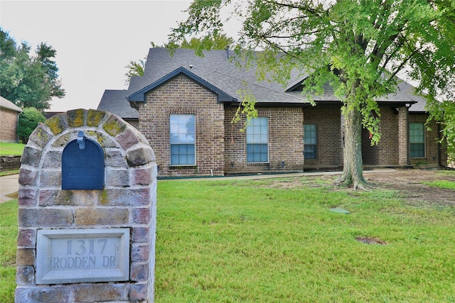 view of front of home featuring a front lawn