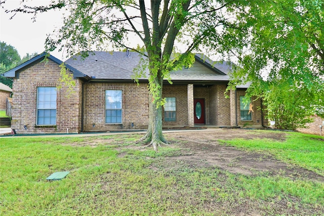 view of front of property featuring a front yard