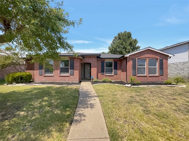 single story home with a front lawn