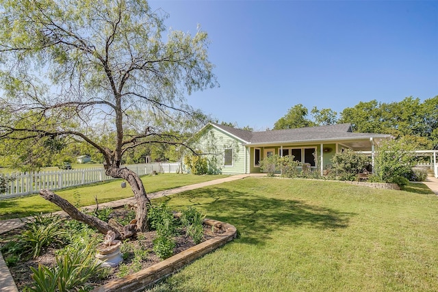 view of front of home featuring a front lawn