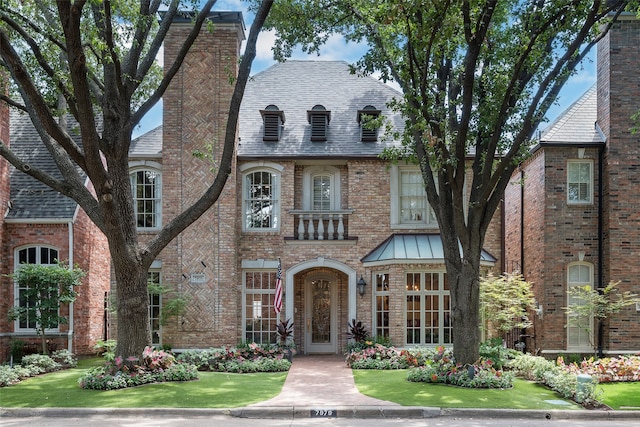 view of front facade with a front lawn