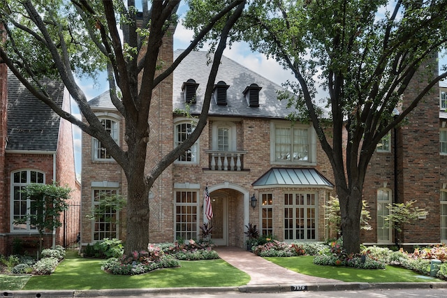 view of front of property featuring a front yard