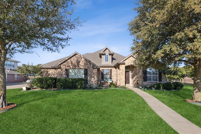 view of front of property featuring a front yard