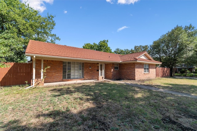 single story home featuring a front yard