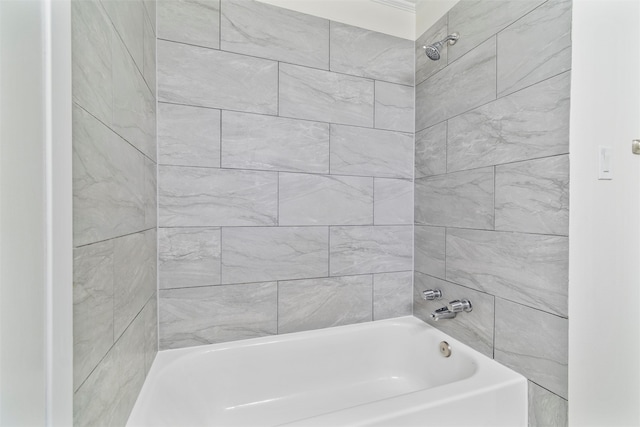 bathroom featuring tiled shower / bath