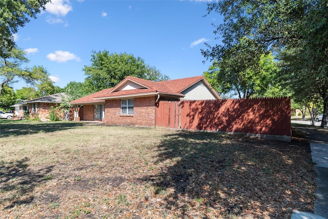 view of front of property with a front lawn