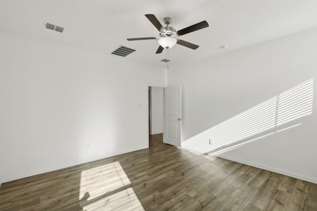 spare room featuring dark wood-type flooring and ceiling fan