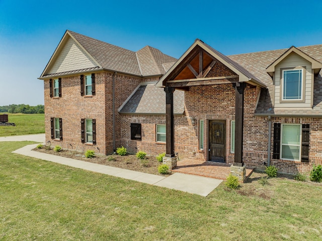 view of front of house featuring a front lawn