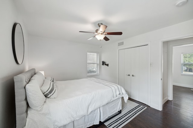 bedroom featuring ceiling fan, dark hardwood / wood-style floors, and a closet