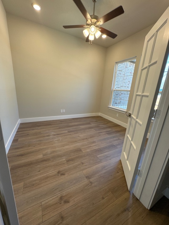 empty room featuring recessed lighting, baseboards, dark wood-style floors, and a ceiling fan