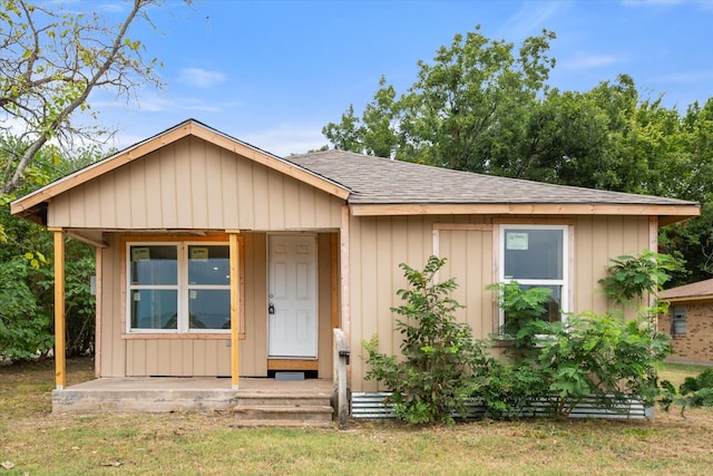 view of front of home featuring a front lawn