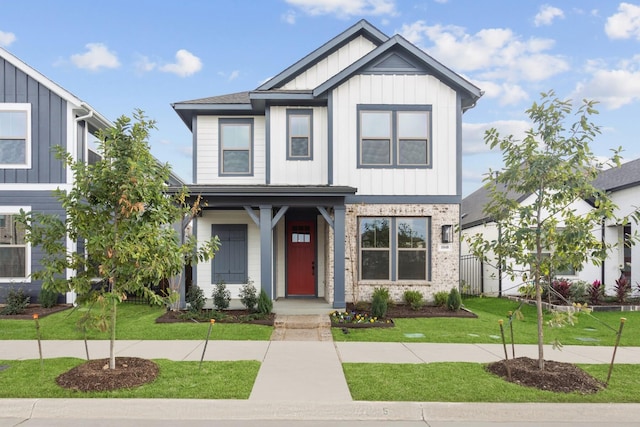 view of front of property featuring a front yard