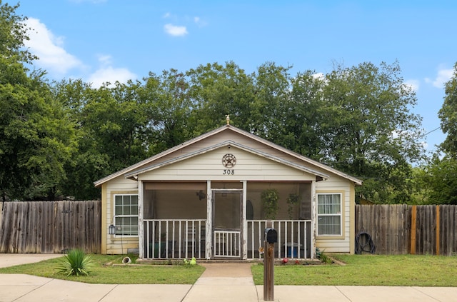 view of front of home featuring a front yard