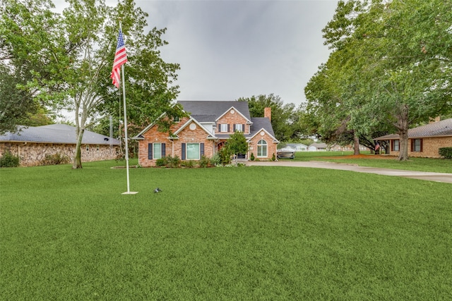 view of front facade featuring a front yard