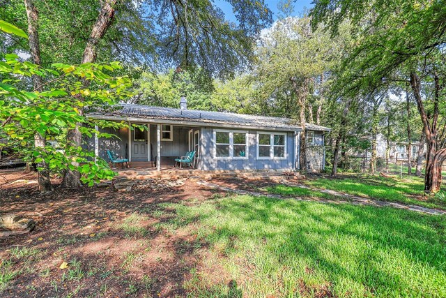 ranch-style home featuring a front lawn