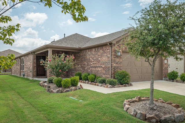 view of front facade featuring a front lawn