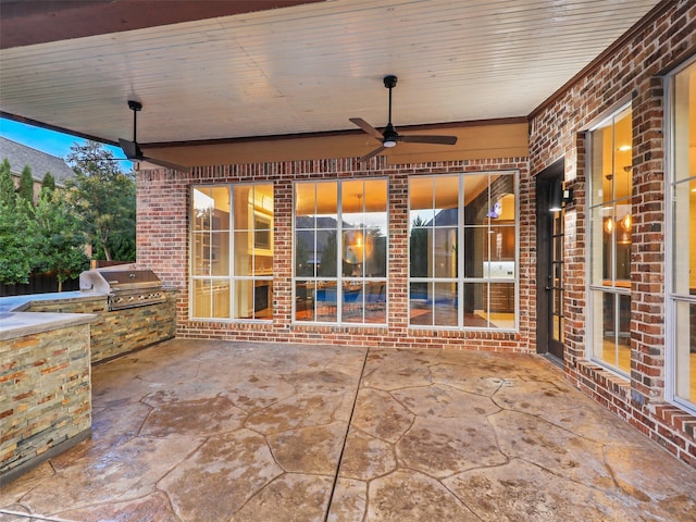 view of patio with area for grilling, an outdoor kitchen, and ceiling fan