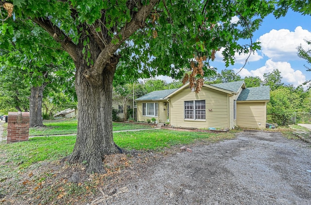 ranch-style home with a front lawn