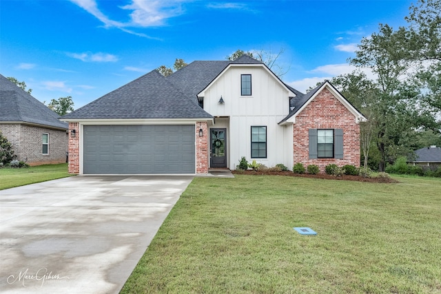 view of front facade featuring a garage and a front yard